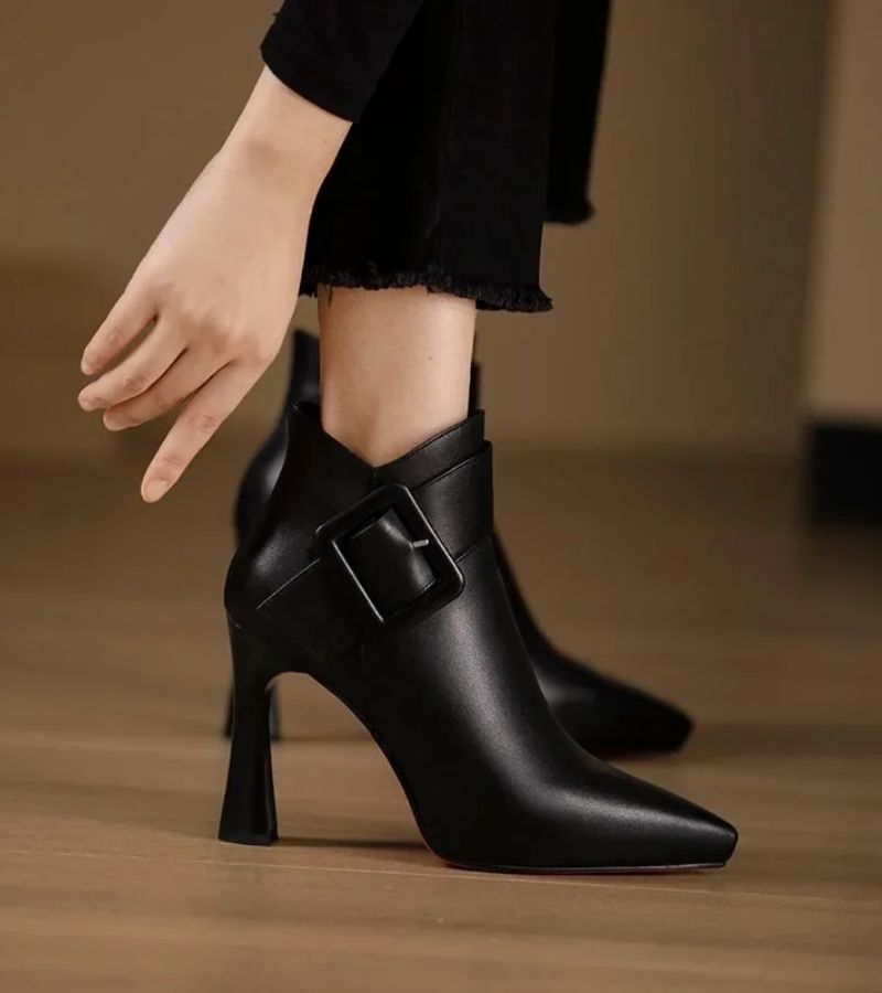 VALÉNIA™ – Oversized Buckle Heeled Ankle Boots