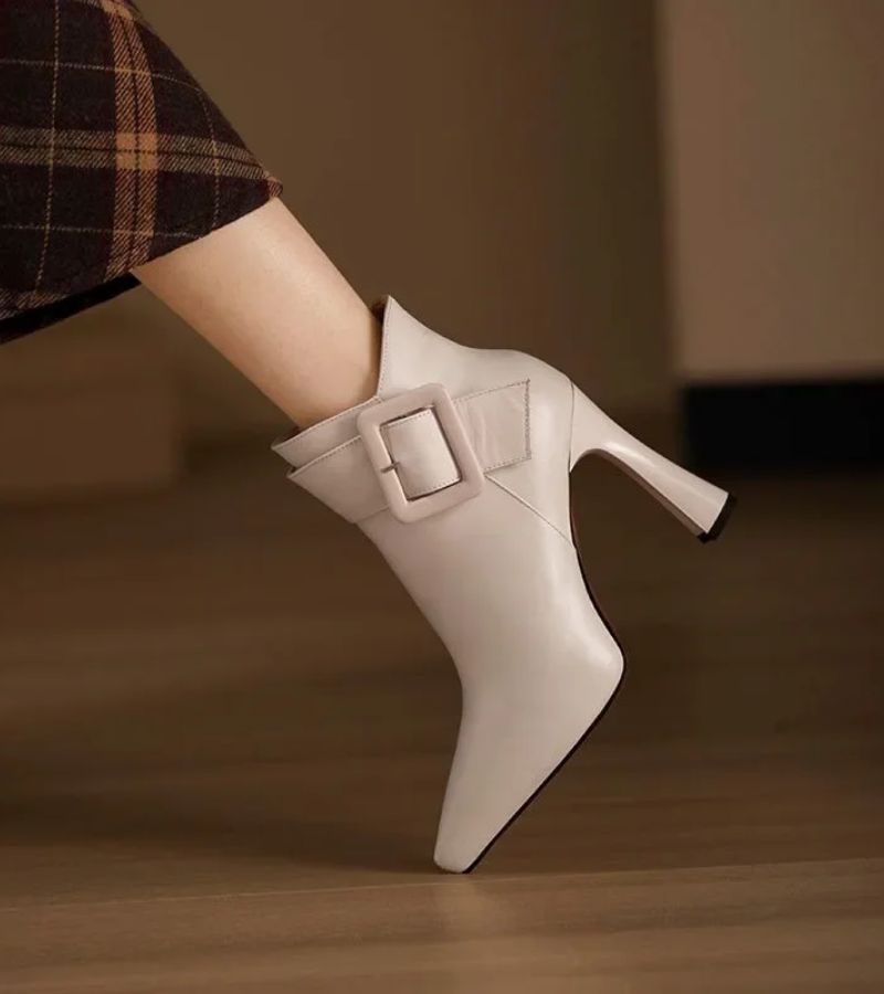 VALÉNIA™ – Oversized Buckle Heeled Ankle Boots
