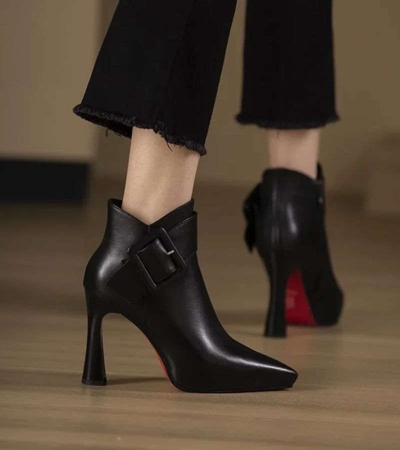 VALÉNIA™ – Oversized Buckle Heeled Ankle Boots